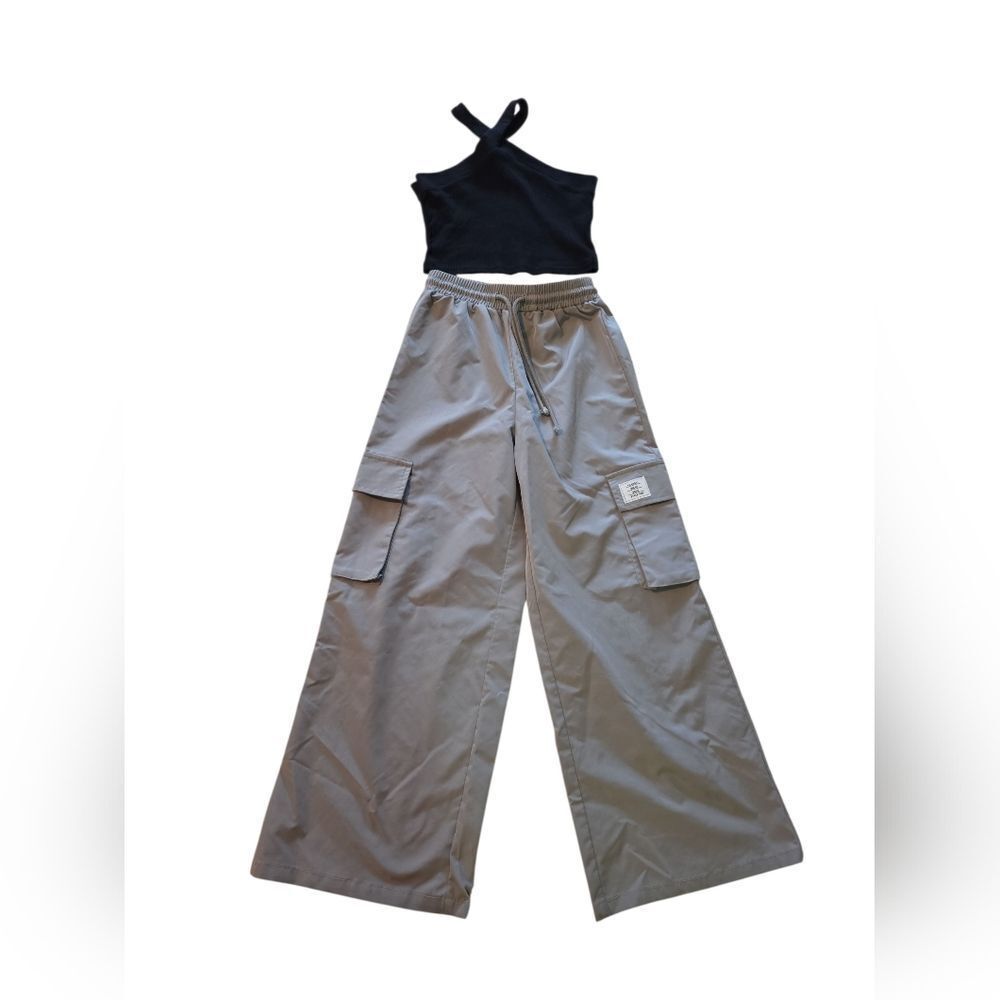 Black and Gray Wide-Leg Cargo Pants Size 8/9